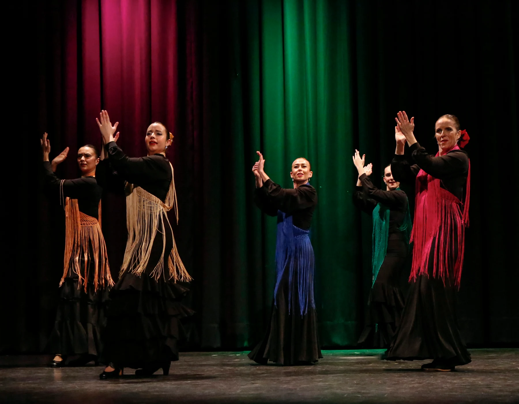 Grupo de baile de Expresarte con mantones y faldas de diferentes colores en una actuación