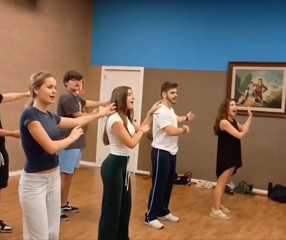 Alumnos trabajando la expresión corporal y vocal en Expresarte