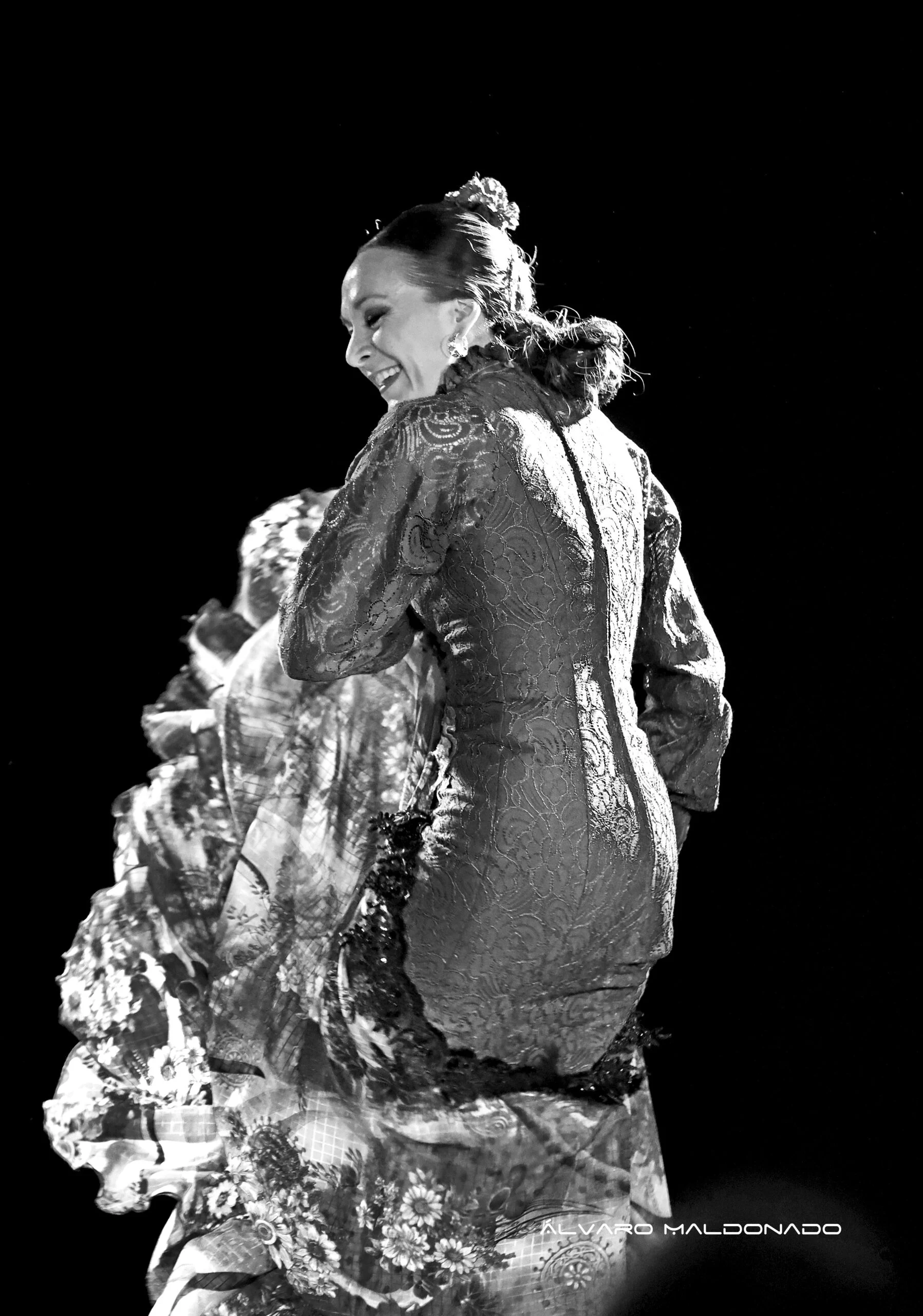 La Popi en escena, retrato de danza en blanco y negro