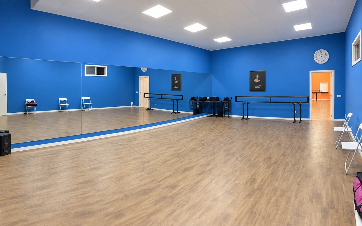 Sala Azul: espejos, barras de ballet y sillas junto a la pared