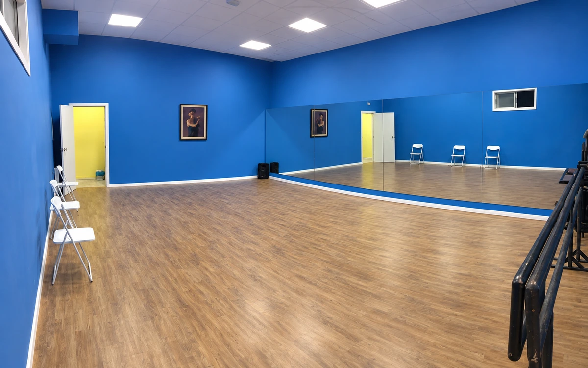 Sala Azul desde el otro extremo, con ventana y pared de espejos
