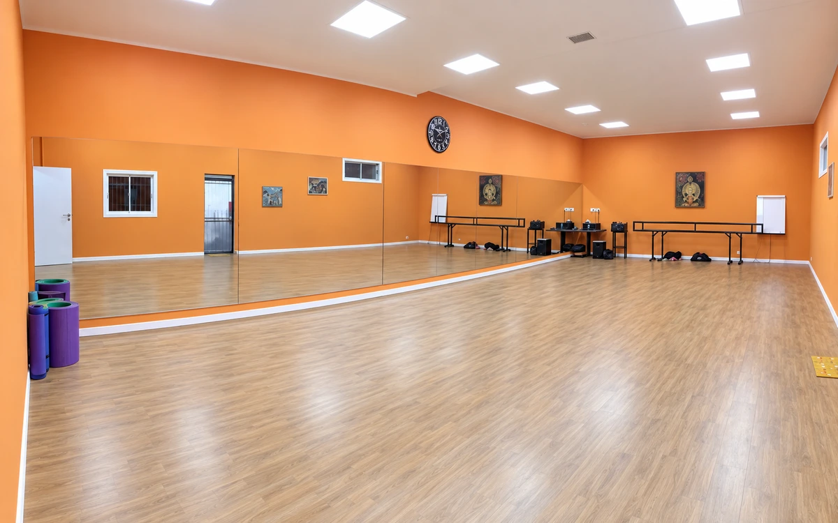 Sala Naranja desde el otro extremo, con espejos y equipo de sonido