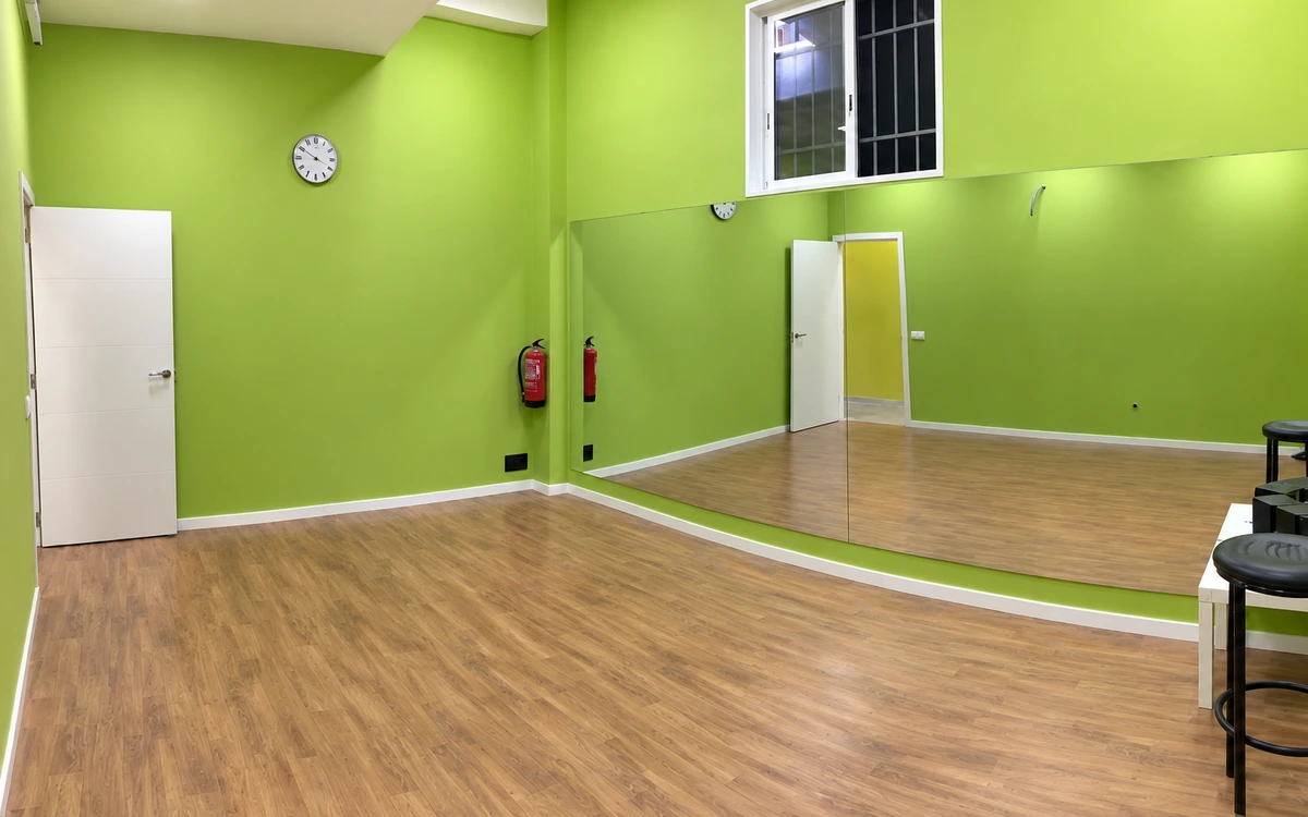 Sala Verde desde el otro extremo, con puerta blanca y espejo